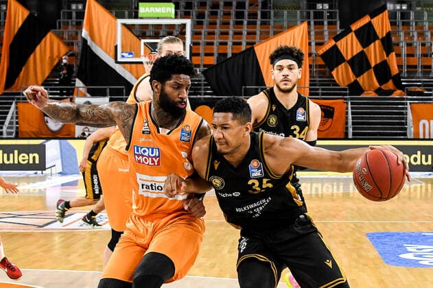 GER, BBL, ratiopharm ulm vs Basketball Löwen Loewen Braunschweig 05.04.2021, ratiopharm arena, Neu-Ulm, GER, BBL, ratiopharm ulm vs Basketball Löwen Loewen Braunschweig, im Bild Cameron Clark (Ulm, 3), Karim Jallow (Braunschweig, 35)