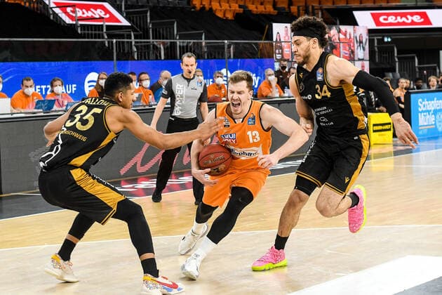 GER, BBL, ratiopharm ulm vs Basketball Löwen Loewen Braunschweig 05.04.2021, ratiopharm arena, Neu-Ulm, GER, BBL, ratiopharm ulm vs Basketball Löwen Loewen Braunschweig, im Bild Andreas Obst (Ulm, 13) setzt sich gegen Karim Jallow (Braunschweig, 35) und Gavin Schilling (Braunschweig, 34) durch