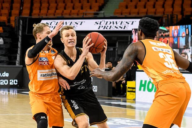 GER, BBL, ratiopharm ulm vs Basketball Löwen Loewen Braunschweig 05.04.2021, ratiopharm arena, Neu-Ulm, GER, BBL, ratiopharm ulm vs Basketball Löwen Loewen Braunschweig, im Bild Thomas Klepeisz (Ulm, 22), Simon Roosch (Braunschweig, 21), Aric Holman (Ulm, 35)