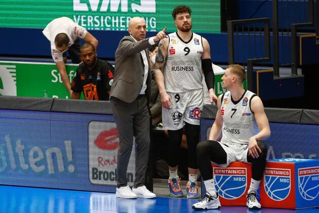 05.04.2021, xtgx, Basketball, easyCredit BBL, Syntainics MBC - Niners Chemnitz emspor, v.l. Rodrigo Pastore (Niners Chemnitz, Trainer), Dominique Johnson (Niners Chemnitz, 9), Jonas Richter (Niners Chemnitz, 7) gestikuliert, gibt Anweisungen Weissenfels