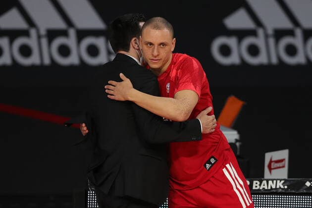 Cheftrainer Raoul Korner (Bayreuth) und Robin Amaize (Muenchen) begrueßen sich GER, FC Bayern Basketball vs. medi bayreuth, Basketball, easy Credit BBL, Saison 2020 2021, 06.04.2021, GER, FC Bayern Basketball vs. medi bayreuth, Basketball, easy Credit BBL, Saison 2020 2021, 06.04.2021, Muenchen Copyright: xEIBNER MarcelxEngelbrechtx EP_EER