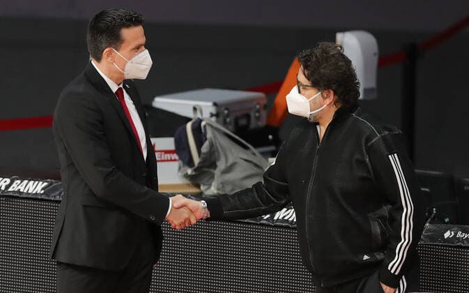 Cheftrainer Raoul Korner (Bayreuth) und Cheftrainer Andrea Trinchieri (Muenchen) begrueßen sich vor dem Spiel GER, FC Bayern Basketball vs. medi bayreuth, Basketball, easy Credit BBL, Saison 2020 2021, 06.04.2021, GER, FC Bayern Basketball vs. medi bayreuth, Basketball, easy Credit BBL, Saison 2020 2021, 06.04.2021, Muenchen Copyright: xEIBNER MarcelxEngelbrechtx EP_EER