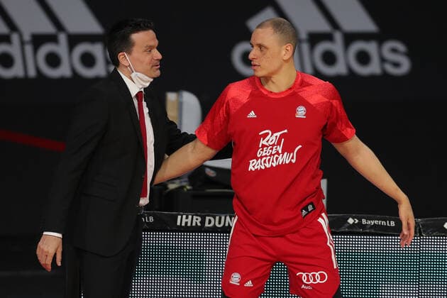 Cheftrainer Raoul Korner (Bayreuth) und Robin Amaize (Muenchen) begrueßen sich GER, FC Bayern Basketball vs. medi bayreuth, Basketball, easy Credit BBL, Saison 2020 2021, 06.04.2021, GER, FC Bayern Basketball vs. medi bayreuth, Basketball, easy Credit BBL, Saison 2020 2021, 06.04.2021, Muenchen Copyright: xEIBNER MarcelxEngelbrechtx EP_EER
