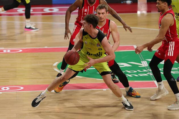 Zweikampf zwischen Leon Radosevic (Muenchen) und Kay Bruhnke (Bayreuth) GER, FC Bayern Basketball vs. medi bayreuth, Basketball, easy Credit BBL, Saison 2020 2021, 06.04.2021, GER, FC Bayern Basketball vs. medi bayreuth, Basketball, easy Credit BBL, Saison 2020 2021, 06.04.2021, Muenchen Copyright: xEIBNER MarcelxEngelbrechtx EP_EER