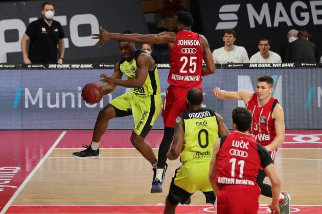 Zweikampf zwischen Frank Bartley (Bayreuth) und Jajuan Johnson (Muenchen) GER, FC Bayern Basketball vs. medi bayreuth, Basketball, easy Credit BBL, Saison 2020 2021, 06.04.2021, GER, FC Bayern Basketball vs. medi bayreuth, Basketball, easy Credit BBL, Saison 2020 2021, 06.04.2021, Muenchen Copyright: xEIBNER MarcelxEngelbrechtx EP_EER