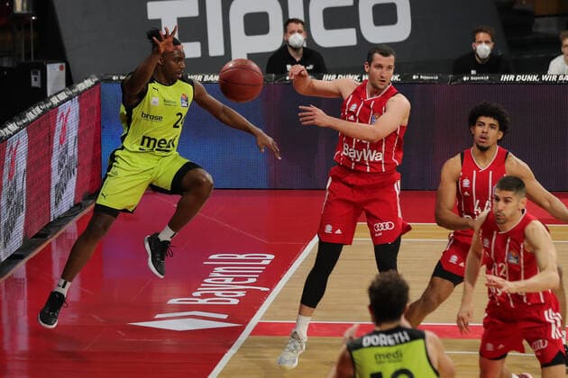 Frank Bartley (Bayreuth) und Paul Zipser (Muenchen) GER, FC Bayern Basketball vs. medi bayreuth, Basketball, easy Credit BBL, Saison 2020 2021, 06.04.2021, GER, FC Bayern Basketball vs. medi bayreuth, Basketball, easy Credit BBL, Saison 2020 2021, 06.04.2021, Muenchen Copyright: xEIBNER MarcelxEngelbrechtx EP_EER