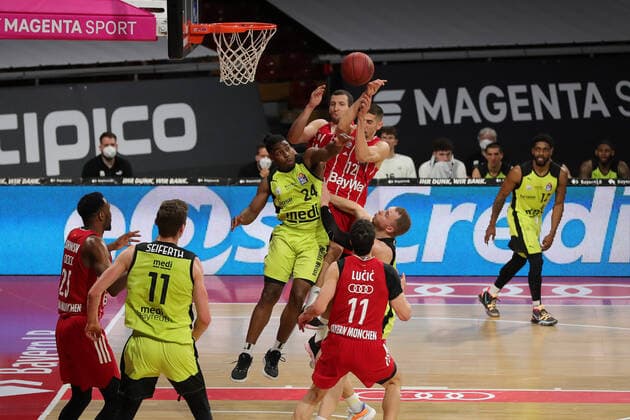 Frank Bartley (Bayreuth) und Diego Flaccadori (Muenchen) im Zweikampf GER, FC Bayern Basketball vs. medi bayreuth, Basketball, easy Credit BBL, Saison 2020 2021, 06.04.2021, GER, FC Bayern Basketball vs. medi bayreuth, Basketball, easy Credit BBL, Saison 2020 2021, 06.04.2021, Muenchen Copyright: xEIBNER MarcelxEngelbrechtx EP_EER