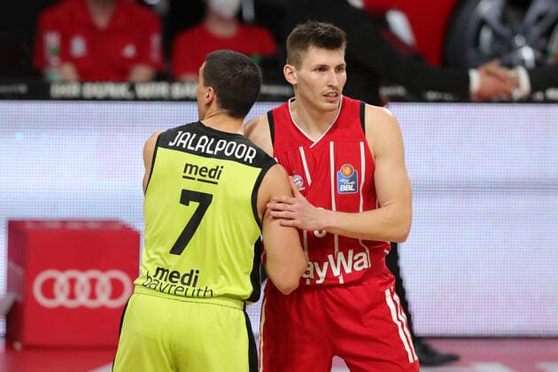 Philip Jalalpoor (Bayreuth) und David Kraemer (Muenchen) klatschen sich ab GER, FC Bayern Basketball vs. medi bayreuth, Basketball, easy Credit BBL, Saison 2020 2021, 06.04.2021, GER, FC Bayern Basketball vs. medi bayreuth, Basketball, easy Credit BBL, Saison 2020 2021, 06.04.2021, Muenchen Copyright: xEIBNER MarcelxEngelbrechtx EP_EER