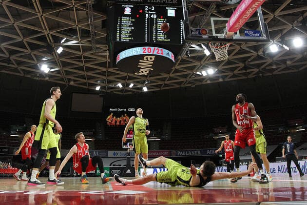 Leon Radosevic (Muenchen) bringt Kay Bruhnke (Bayreuth) zu Fall GER, FC Bayern Basketball vs. medi bayreuth, Basketball, easy Credit BBL, Saison 2020 2021, 06.04.2021, GER, FC Bayern Basketball vs. medi bayreuth, Basketball, easy Credit BBL, Saison 2020 2021, 06.04.2021, Muenchen Copyright: xEIBNER MarcelxEngelbrechtx EP_EER