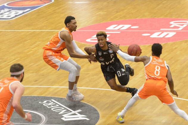 TJ Timothy Neocartes SHORTS II (0 Hamburg Towers) kann nicht gestoppt werden von Sha™Markus Sha Markus KENNEDY (3 Rasta Vechta), Josh YOUNG (8 Rasta Vechta) ; Rasta Vechta vs Hamburg Towers, Basketball, easyCredit BBL Bundesliga, 07.04.2021, 29. Spieltag, Saison 2020 2021 ; Copyright: xErikxHillmer EIBNERx EP_ehr Rasta Vechta vs Hamburg Towers, Basketball, easyCredit BBL Bundesliga, 07.04.2021, 29. Spieltag, Saison 2020 2021 Vechta Copyright: xErikxHillmer EIBNERx EP_ehr