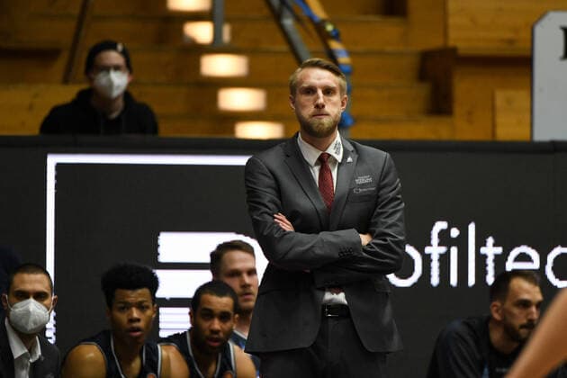 Tuomas Iisalo (HAKRO Merlins Crailsheim, Headcoach) beobachtet das Spiel, GER, HAKRO Merlins Crailsheim vs. Telekom Baskets Bonn, 07.04.2021, 29. Spieltag easycredit Basketball Bundesliga, Spielzeit 2020 2021. GER, HAKRO Merlins Crailsheim vs. Telekom Baskets Bonn, 07.04.2021, 29. Spieltag easycredit Basketball Bundesliga, Spielzeit 2020 202 Crailsheim Copyright: xEibnerxPressefoto MichaelxMemmlerx EP_MMR
