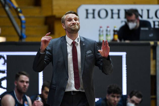 Tuomas Iisalo (HAKRO Merlins Crailsheim, Headcoach) gibt Anweisungen, GER, HAKRO Merlins Crailsheim vs. Telekom Baskets Bonn, 07.04.2021, 29. Spieltag easycredit Basketball Bundesliga, Spielzeit 2020 2021. GER, HAKRO Merlins Crailsheim vs. Telekom Baskets Bonn, 07.04.2021, 29. Spieltag easycredit Basketball Bundesliga, Spielzeit 2020 202 Crailsheim Copyright: xEibnerxPressefoto MichaelxMemmlerx EP_MMR