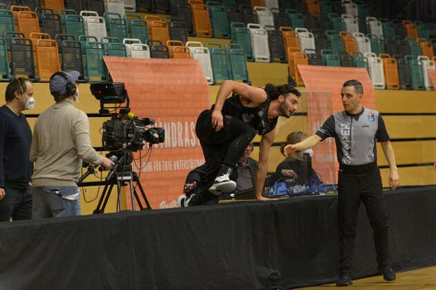 Maximilian DILEO (3 Hamburg Towers) springt hinter dem TV-Tisch hervor, nachdem er bei einem Zweikampf darüber gefallen war ; Rasta Vechta vs Hamburg Towers, Basketball, easyCredit BBL Bundesliga, 07.04.2021, 29. Spieltag, Saison 2020 2021 ; Copyright: xErikxHillmer EIBNERx EP_ehr Rasta Vechta vs Hamburg Towers, Basketball, easyCredit BBL Bundesliga, 07.04.2021, 29. Spieltag, Saison 2020 2021 Vechta Copyright: xErikxHillmer EIBNERx EP_ehr