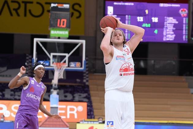John Bryant (Giessen 46ers) beim Wurf; Dieshuan Booker (BG Goettingen) (L) , Basketball, Bundesliga, BBL, BG Goettingen - Jobstairs Giessen 46ers, 07.04.2021, BG Goettingen - Giessen 46ers, Basketball, Bundesliga, GER, BBL, 07.04.2021 Goettingen Copyright: xEibner-Pressefotox-xRolandxSippelx