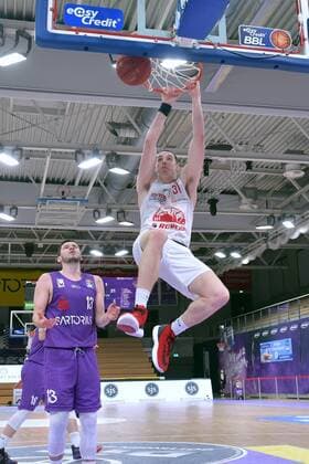 Korbleger von Scottie James Jr. (Giessen 46ers); Rihards Lomazs (BG Goettingen) (L) , Basketball, Bundesliga, BBL, BG Goettingen - Jobstairs Giessen 46ers, 07.04.2021, BG Goettingen - Giessen 46ers, Basketball, Bundesliga, GER, BBL, 07.04.2021 Goettingen Copyright: xEibner-Pressefotox-xRolandxSippelx
