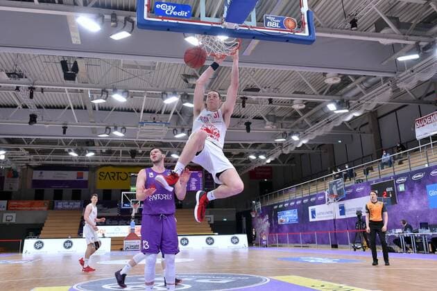 Scottie James Jr. (Giessen 46ers) (am ball), Rihards Lomazs (BG Goettingen) (L) , Basketball, Bundesliga, BBL, BG Goettingen - Jobstairs Giessen 46ers, 07.04.2021, BG Goettingen - Giessen 46ers, Basketball, Bundesliga, GER, BBL, 07.04.2021 Goettingen Copyright: xEibner-Pressefotox-xRolandxSippelx