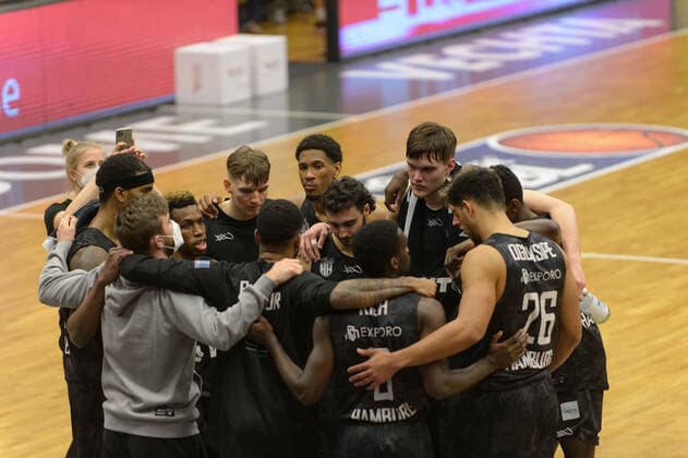 Team der Hamburg Towers beim Huddle nach dem Spiel, nach dem Sieg ; Rasta Vechta vs Hamburg Towers, Basketball, easyCredit BBL Bundesliga, 07.04.2021, 29. Spieltag, Saison 2020 2021 ; Copyright: xErikxHillmer EIBNERx EP_ehr Rasta Vechta vs Hamburg Towers, Basketball, easyCredit BBL Bundesliga, 07.04.2021, 29. Spieltag, Saison 2020 2021 Vechta Copyright: xErikxHillmer EIBNERx EP_ehr