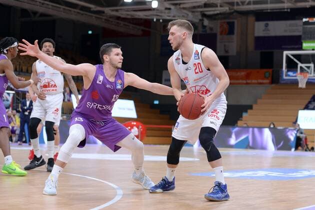 Ferdinand Zylka (Giessen 46ers) (am Ball), Rihards Lomazs (BG Goettingen) (L) , Basketball, Bundesliga, BBL, BG Goettingen - Jobstairs Giessen 46ers, 07.04.2021, BG Goettingen - Giessen 46ers, Basketball, Bundesliga, GER, BBL, 07.04.2021 Goettingen Copyright: xEibner-Pressefotox-xRolandxSippelx