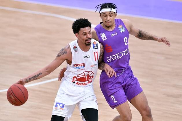 Diante Maurice Garrett (Giessen 46ers) (am Ball) und Nelson Weidemann (BG Goettingen) , Basketball, Bundesliga, BBL, BG Goettingen - Jobstairs Giessen 46ers, 07.04.2021, BG Goettingen - Giessen 46ers, Basketball, Bundesliga, GER, BBL, 07.04.2021 Goettingen Copyright: xEibner-Pressefotox-xRolandxSippelx