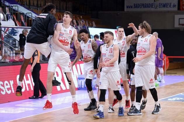 Jubel, Freude bei Alen Pjanic (Giessen 46ers) (Nr 8), Ferdinand Zylka (M), John Bryant (Giessen 46ers) (R), Scottie James Jr. (r, hinten) , Basketball, Bundesliga, BBL, BG Goettingen - Jobstairs Giessen 46ers, 07.04.2021, BG Goettingen - Giessen 46ers, Basketball, Bundesliga, GER, BBL, 07.04.2021 Goettingen Copyright: xEibner-Pressefotox-xRolandxSippelx