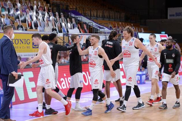 Jubel, Freude bei Alen Pjanic (Giessen 46ers) (L), Ferdinand Zylka (M), John Bryant, Scottie James Jr., Jonathan Stark (Giessen 46ers) (R) , Basketball, Bundesliga, BBL, BG Goettingen - Jobstairs Giessen 46ers, 07.04.2021, BG Goettingen - Giessen 46ers, Basketball, Bundesliga, GER, BBL, 07.04.2021 Goettingen Copyright: xEibner-Pressefotox-xRolandxSippelx
