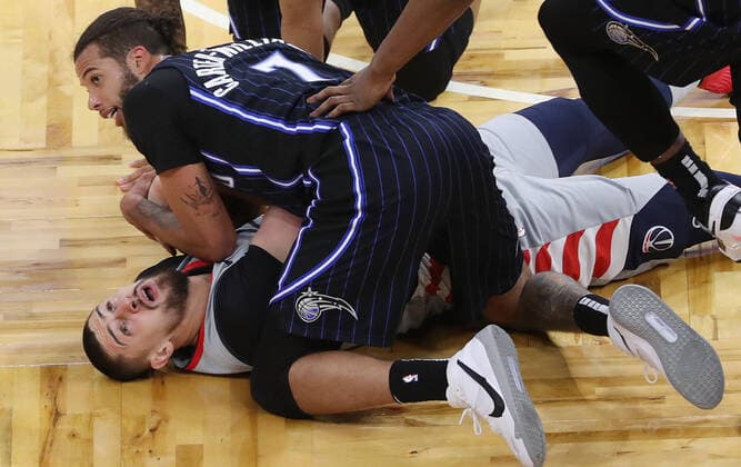 Sport Bilder des Tages April 7, 2021, Orlando, Florida, USA: The Orlando Magic s Michael Carter-Wiliams, top, and the Washington Wizards Alex Len battle for the ball at the Amway Center in Orlando, Florida, on Wednesday, April 7, 2021. Orlando USA - ZUMAm67_ 0116482260st Copyright: xStephenxM.xDowellx
