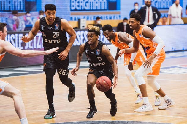 easyCredit-BBL: 29. Spieltag - RASTA Vechta vs. Hamburg Towers, 07.04.2021 Marvin Ogunsipe (Hamburg Towers, 26), T. J. Shorts (Hamburg Towers, 0), Joshua Adam Young (RASTA Vechta, 8), Sha’Markus Kennedy (RASTA Vechta, 3); easyCredit-BBL: 29. Spieltag - RASTA Vechta vs. Hamburg Towers am 07.04.2021 in Vechta (RASTA Dome), Germany, Copyright: xBEAUTIFULxSPORTS Neddermannx