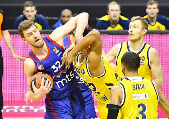 08.04.2021, xlakx, Basketball EuroLeague, Alba Berlin - Roter Stern Belgrad emspor, v.l. am Ball Ognjen Kuzmic (Roter Stern Belgrad, No.32),Johannes Thiemann (Alba Berlin, No.32),Niels Giffey (Alba Berlin, No.05),Peyton Siva (Alba Berlin, No.03) Berlin