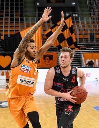 GER, BBL, ratiopharm ulm vs JobStairs GIESSEN 46ers 27.02.2021, ratiopharm arena, Neu-Ulm, GER, BBL, ratiopharm ulm vs JobStairs GIESSEN 46ers, im Bild Troy Caupain (Ulm, 23), Bjarne Kraushaar (Giessen, 4)