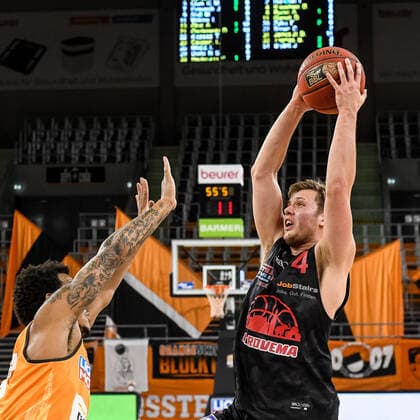 GER, BBL, ratiopharm ulm vs JobStairs GIESSEN 46ers 27.02.2021, ratiopharm arena, Neu-Ulm, GER, BBL, ratiopharm ulm vs JobStairs GIESSEN 46ers, im Bild Troy Caupain (Ulm, 23), Bjarne Kraushaar (Giessen, 4)