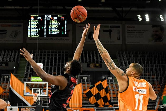 GER, BBL, ratiopharm ulm vs JobStairs GIESSEN 46ers 27.02.2021, ratiopharm arena, Neu-Ulm, GER, BBL, ratiopharm ulm vs JobStairs GIESSEN 46ers, im Bild Isaac Brandon Hamilton (Giessen, 2), Isaiah Wilkins (Ulm, 11)