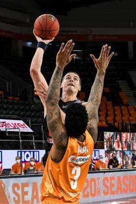 GER, BBL, ratiopharm ulm vs JobStairs GIESSEN 46ers 27.02.2021, ratiopharm arena, Neu-Ulm, GER, BBL, ratiopharm ulm vs JobStairs GIESSEN 46ers, im Bild Scottie James JR (Giessen, 31) punktet, Cameron Clark (Ulm, 3)