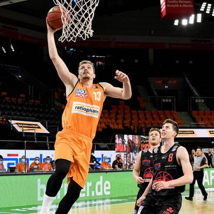 GER, BBL, ratiopharm ulm vs JobStairs GIESSEN 46ers 27.02.2021, ratiopharm arena, Neu-Ulm, GER, BBL, ratiopharm ulm vs JobStairs GIESSEN 46ers, im Bild Andreas Obst (Ulm, 13) punktet, Bjarne Kraushaar (Giessen, 4) und Alen Phanic (Giessen, 8) als staunende Zuschauer