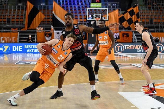 GER, BBL, ratiopharm ulm vs JobStairs GIESSEN 46ers 27.02.2021, ratiopharm arena, Neu-Ulm, GER, BBL, ratiopharm ulm vs JobStairs GIESSEN 46ers, im Bild Patrick Heckmann (Ulm, 33) mit vollem Körpereinsatz gegen Chad Brown (Giessen, 22)