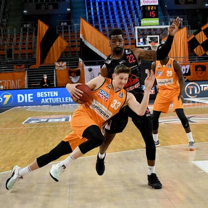 GER, BBL, ratiopharm ulm vs JobStairs GIESSEN 46ers 27.02.2021, ratiopharm arena, Neu-Ulm, GER, BBL, ratiopharm ulm vs JobStairs GIESSEN 46ers, im Bild Patrick Heckmann (Ulm, 33) mit vollem Körpereinsatz gegen Chad Brown (Giessen, 22)