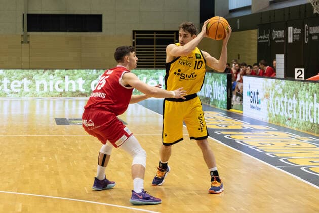Michael Kuczmann (Bayer Giants Leverkusen, 25) Gianni Otto (Tigers Tübingen, 10)¨¨¨Tigers Tübingen vs. Bayer Giants Leverkusen, 2. Basketball, Bundesliga, Pro A, Barmer 2 Basketball, Spieltag 30, Spielzeit 2020 2021, 10.04.2021, ¨¨ Tigers Tübingen - Bayer Giants Leverkusen, Basketball, 2. Bundesliga, Barmer 2 Basketball, Spieltag 30, Spielzeit 2020 2021, 10.04.2021 Rottenburg am Neckar Copyright: xNinaxSander xEibnerxPressefotoxIx EP_NSR