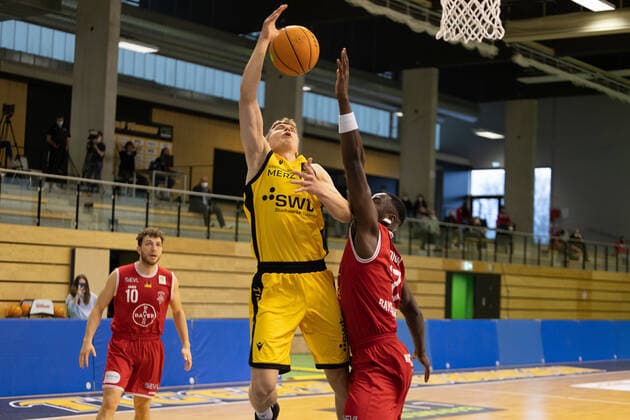 Elias Valtonen (Tigers Tübingen, 19) Eddy Edgin Jr. (Bayer Giants Leverkusen, 22)¨¨¨Tigers Tübingen vs. Bayer Giants Leverkusen, 2. Basketball, Bundesliga, Pro A, Barmer 2 Basketball, Spieltag 30, Spielzeit 2020 2021, 10.04.2021, ¨¨ Tigers Tübingen - Bayer Giants Leverkusen, Basketball, 2. Bundesliga, Barmer 2 Basketball, Spieltag 30, Spielzeit 2020 2021, 10.04.2021 Rottenburg am Neckar Copyright: xNinaxSander xEibnerxPressefotoxIx EP_NSR