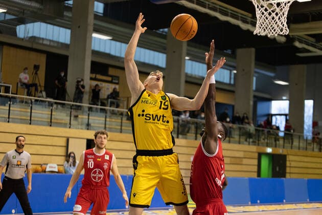 Elias Valtonen (Tigers Tübingen, 19) Eddy Edgin Jr. (Bayer Giants Leverkusen, 22)¨¨¨Tigers Tübingen vs. Bayer Giants Leverkusen, 2. Basketball, Bundesliga, Pro A, Barmer 2 Basketball, Spieltag 30, Spielzeit 2020 2021, 10.04.2021, ¨¨ Tigers Tübingen - Bayer Giants Leverkusen, Basketball, 2. Bundesliga, Barmer 2 Basketball, Spieltag 30, Spielzeit 2020 2021, 10.04.2021 Rottenburg am Neckar Copyright: xNinaxSander xEibnerxPressefotoxIx EP_NSR