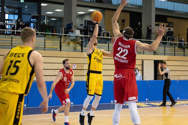 Besnik Bekteshi (Tigers Tübingen, 7) Dennis Heinzmann (Bayer Giants Leverkusen, 22)¨¨¨Tigers Tübingen vs. Bayer Giants Leverkusen, 2. Basketball, Bundesliga, Pro A, Barmer 2 Basketball, Spieltag 30, Spielzeit 2020 2021, 10.04.2021, ¨¨ Tigers Tübingen - Bayer Giants Leverkusen, Basketball, 2. Bundesliga, Barmer 2 Basketball, Spieltag 30, Spielzeit 2020 2021, 10.04.2021 Rottenburg am Neckar Copyright: xNinaxSander xEibnerxPressefotoxIx EP_NSR