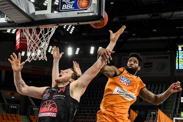 GER, BBL, ratiopharm ulm vs JobStairs GIESSEN 46ers 27.02.2021, ratiopharm arena, Neu-Ulm, GER, BBL, ratiopharm ulm vs JobStairs GIESSEN 46ers, im Bild Cameron Clark (Ulm, 3) foult John Bryant (Giessen, 54)