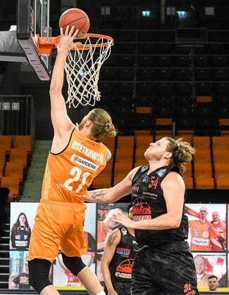 GER, BBL, ratiopharm ulm vs JobStairs GIESSEN 46ers 27.02.2021, ratiopharm arena, Neu-Ulm, GER, BBL, ratiopharm ulm vs JobStairs GIESSEN 46ers, im Bild Dylan Osetkowski (Ulm, 21) geht zum Korb, John Bryant (Giessen, 54)