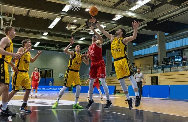 Dennis Heinzmann (Bayer Giants Leverkusen, 22), Besnik Bekteshi (Tigers Tübingen, 7)¨¨Tigers Tübingen vs. Bayer Giants Leverkusen, 2. Basketball, Bundesliga, Pro A, Barmer 2 Basketball, Spieltag 30, Spielzeit 2020 2021, 10.04.2021, ¨¨ Tigers Tübingen - Bayer Giants Leverkusen, Basketball, 2. Bundesliga, Barmer 2 Basketball, Spieltag 30, Spielzeit 2020 2021, 10.04.2021 Rottenburg am Neckar Copyright: xDennisxDuddek xEibnerxPressefotox EP_DDU