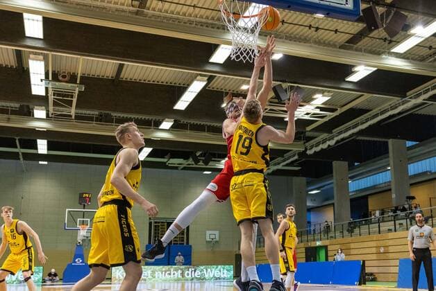 Dennis Heinzmann (Bayer Giants Leverkusen, 22),Elias Valtonen (Bayer Giants Leverkusen, 19)¨¨Tigers Tübingen vs. Bayer Giants Leverkusen, 2. Basketball, Bundesliga, Pro A, Barmer 2 Basketball, Spieltag 30, Spielzeit 2020 2021, 10.04.2021, ¨¨ Tigers Tübingen - Bayer Giants Leverkusen, Basketball, 2. Bundesliga, Barmer 2 Basketball, Spieltag 30, Spielzeit 2020 2021, 10.04.2021 Rottenburg am Neckar Copyright: xDennisxDuddek xEibnerxPressefotox EP_DDU