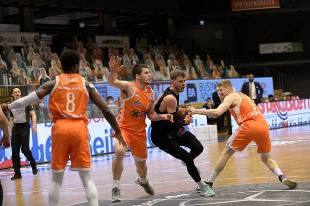 Will VORHEES (41 Rasta Vechta), Jan Niklas WIMBERG (8 Niners Chemnitz), Tim HASBARGEN (6 Rasta Vechta) ; Rasta Vechta vs Niners Chemnitz, Basketball, easyCredit BBL Bundesliga, 10.04.2021, 27. Spieltag, Saison 2020 2021 ; Copyright: xErikxHillmer EIBNERx EP_ehr Rasta Vechta vs Niners Chemnitz, Basketball, easyCredit BBL Bundesliga, 10.04.2021, 27. Spieltag, Saison 2020 2021 Vechta Copyright: xErikxHillmer EIBNERx EP_ehr