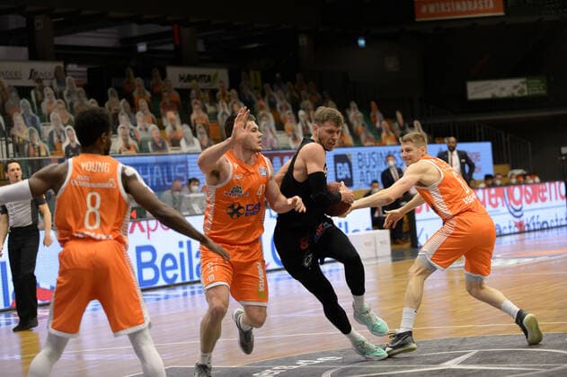Will VORHEES (41 Rasta Vechta), Jan Niklas WIMBERG (8 Niners Chemnitz), Tim HASBARGEN (6 Rasta Vechta) ; Rasta Vechta vs Niners Chemnitz, Basketball, easyCredit BBL Bundesliga, 10.04.2021, 27. Spieltag, Saison 2020 2021 ; Copyright: xErikxHillmer EIBNERx EP_ehr Rasta Vechta vs Niners Chemnitz, Basketball, easyCredit BBL Bundesliga, 10.04.2021, 27. Spieltag, Saison 2020 2021 Vechta Copyright: xErikxHillmer EIBNERx EP_ehr