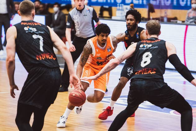 easyCredit-BBL: 27. Spieltag - RASTA Vechta vs. NINERS Chemnitz, 10.04.2021 Edgar Sosa (RASTA Vechta, 12), Terrell Harris (NINERS Chemnitz, 2), Jan Niklas Wimberg (NINERS Chemnitz, 8), Jonas Richter (NINERS Chemnitz, 7); easyCredit-BBL: 27. Spieltag - RASTA Vechta vs. NINERS Chemnitz am 10.04.2021 in Vechta (RASTA Dome), Germany, Copyright: xBEAUTIFULxSPORTS Neddermannx