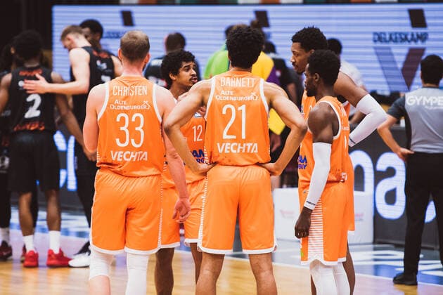 easyCredit-BBL: 27. Spieltag - RASTA Vechta vs. NINERS Chemnitz, 10.04.2021 Robin Manuel Christen (RASTA Vechta, 33), Edgar Sosa (RASTA Vechta, 12), Jordan Kahlil Barnett (RASTA Vechta, 21), Sha’Markus Kennedy (RASTA Vechta, 3), Joshua Adam Young (RASTA Vechta, 8); easyCredit-BBL: 27. Spieltag - RASTA Vechta vs. NINERS Chemnitz am 10.04.2021 in Vechta (RASTA Dome), Germany, Copyright: xBEAUTIFULxSPORTS Neddermannx
