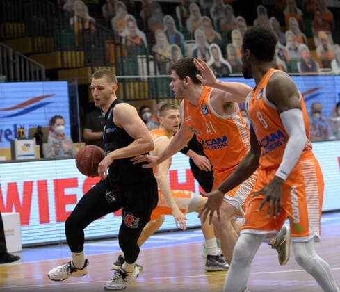 Jonas RICHTER (7 Niners Chemnitz), Will VORHEES (41 Rasta Vechta) ; Rasta Vechta vs Niners Chemnitz, Basketball, easyCredit BBL Bundesliga, 10.04.2021, 27. Spieltag, Saison 2020 2021 ; Copyright: xErikxHillmer EIBNERx EP_ehr Rasta Vechta vs Niners Chemnitz, Basketball, easyCredit BBL Bundesliga, 10.04.2021, 27. Spieltag, Saison 2020 2021 Vechta Copyright: xErikxHillmer EIBNERx EP_ehr
