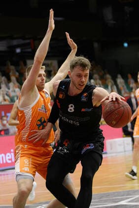 Tim HASBARGEN (6 Rasta Vechta), Jan Niklas WIMBERG (8 Niners Chemnitz) ; Rasta Vechta vs Niners Chemnitz, Basketball, easyCredit BBL Bundesliga, 10.04.2021, 27. Spieltag, Saison 2020 2021 ; Copyright: xErikxHillmer EIBNERx EP_ehr Rasta Vechta vs Niners Chemnitz, Basketball, easyCredit BBL Bundesliga, 10.04.2021, 27. Spieltag, Saison 2020 2021 Vechta Copyright: xErikxHillmer EIBNERx EP_ehr