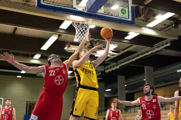 Dennis Heinzmann (Bayer Giants Leverkusen, 22) Jekabs Beck (Tigers Tübingen, 15)¨¨¨Tigers Tübingen vs. Bayer Giants Leverkusen, 2. Basketball, Bundesliga, Pro A, Barmer 2 Basketball, Spieltag 30, Spielzeit 2020 2021, 10.04.2021, ¨¨ Tigers Tübingen - Bayer Giants Leverkusen, Basketball, 2. Bundesliga, Barmer 2 Basketball, Spieltag 30, Spielzeit 2020 2021, 10.04.2021 Rottenburg am Neckar Copyright: xNinaxSander xEibnerxPressefotoxIx EP_NSR